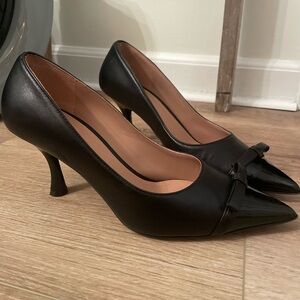 Malone Souliers Black Heel NWOT with petite bow POINTED TOE